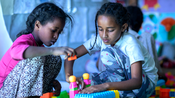 Picture of two girls playing with blocks