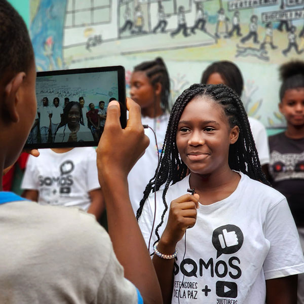 Cauca‑Valle mobile journalism - girl gives interview