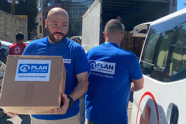 Plan staff deliver relief aid to displaced families in Mount Lebanon  