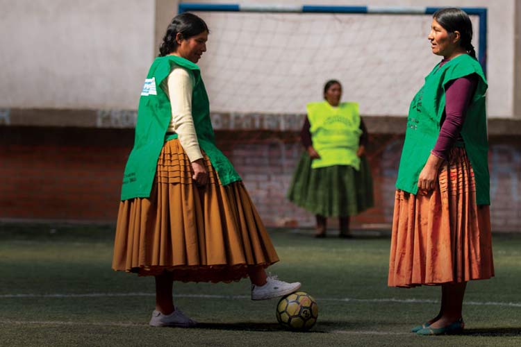 En Bolivie, des femmes aymaras participent à un match de football pour lutter contre l’inégalité entre les sexes