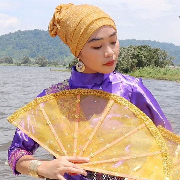 Sanira dancing with fans