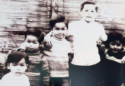 Two old photos (one in black and white) of the five Aparicio children. One photo shows them wearing traditional Colombian clothes.