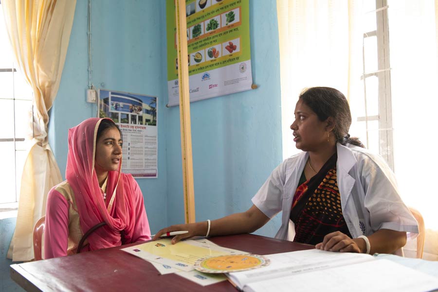 Expectant mother talks to nurse