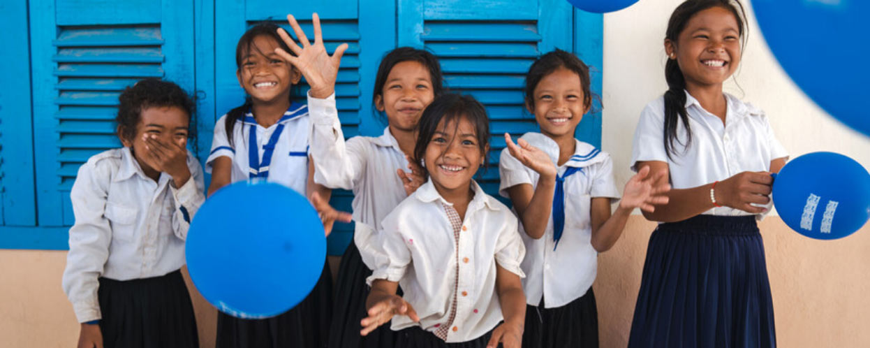 Children waving