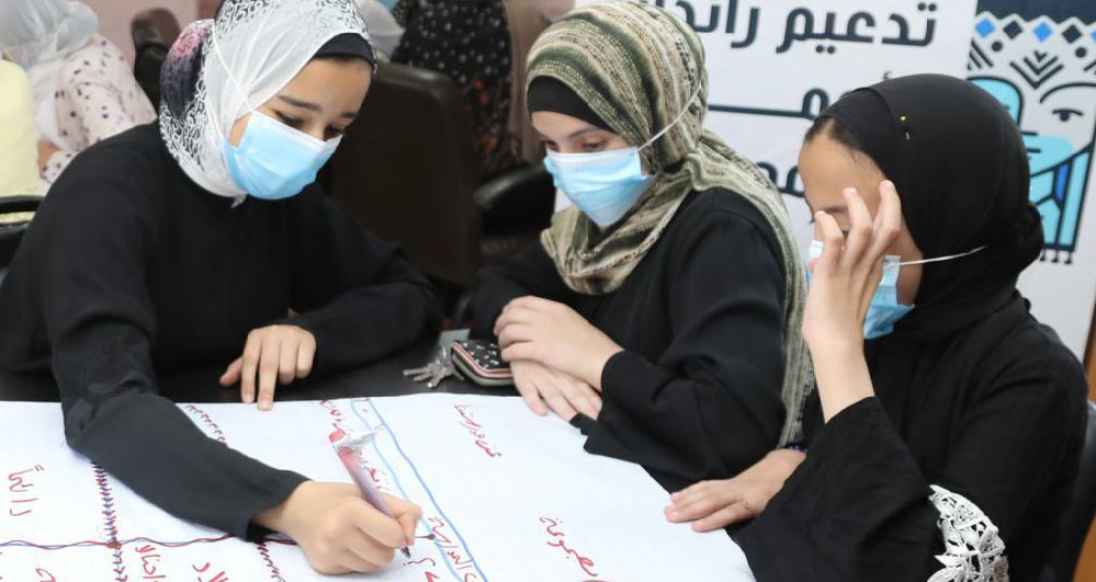  A Heroes & Champions of Change session, with girls, aged 15–17, discussing gender-based patterns.