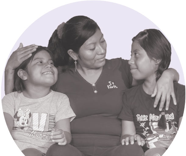 Génesis, at right, with her mother and
younger sister, Estrellita.
